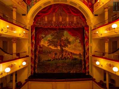 Ma a lasciare meravigliati � il telone del 1888 realizzato da Domenico Battista, azionato ancora manualmente. Qui � raffigurata la �Danza degli amorini� del pittore seicentesco Francesco Albani